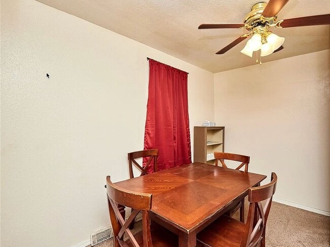 Building Photo - Downtown Bungalow