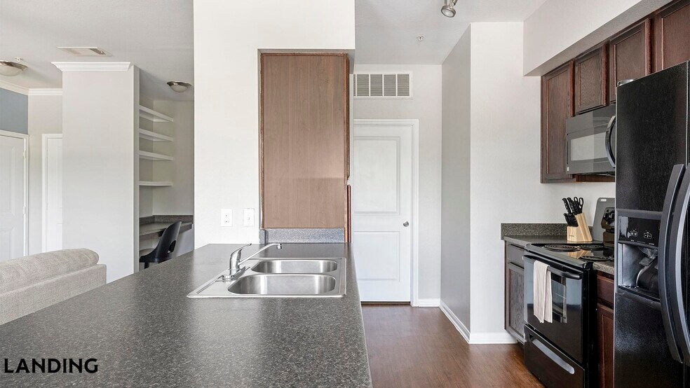 Building Photo - 14807 Woodland Hills Dr