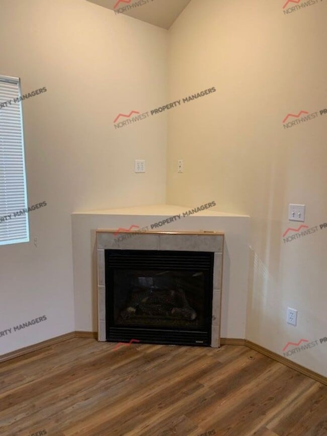 Building Photo - r95