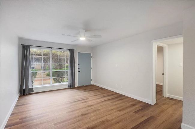 Building Photo - 2425 Ashdale Dr