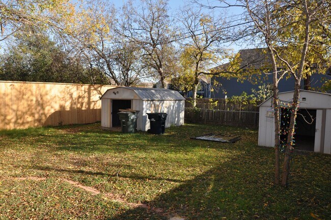 Building Photo - 3 Bedroom 2 Bath Duplex in Heart of Leander