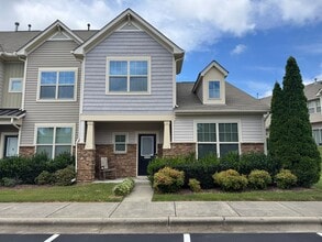 Building Photo - Bright & Spacious End Unit in Thompson Ridge