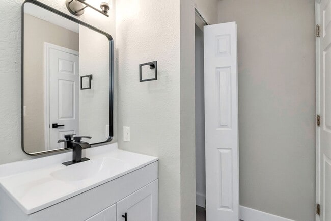 Building Photo - Ground Floor 1/1 with Den Newly Renovated