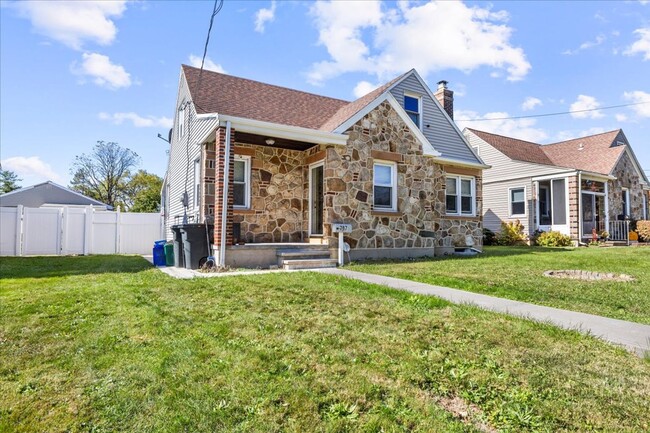 Building Photo - ADORABLE 2 BEDROOM CAPE COD AVAILABLE FOR ...