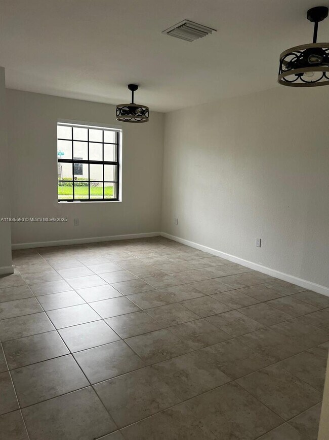 Building Photo - 11512 SW 151 Ave