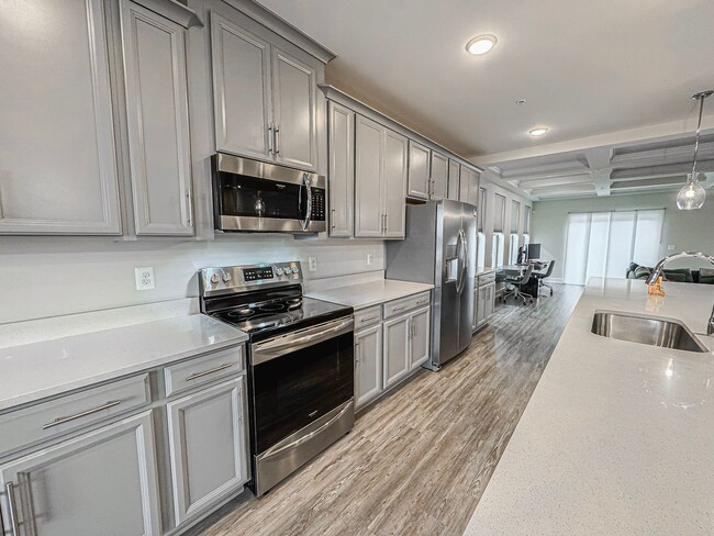 Building Photo - Stylish 3 Bed 2.5 Bath End-Unit Townhome W...