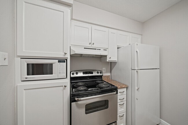 Building Photo - 845 Augusta Dr