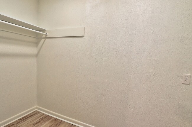 Building Photo - COMING SOON: 2 Bedroom 1 Bathroom Triplex