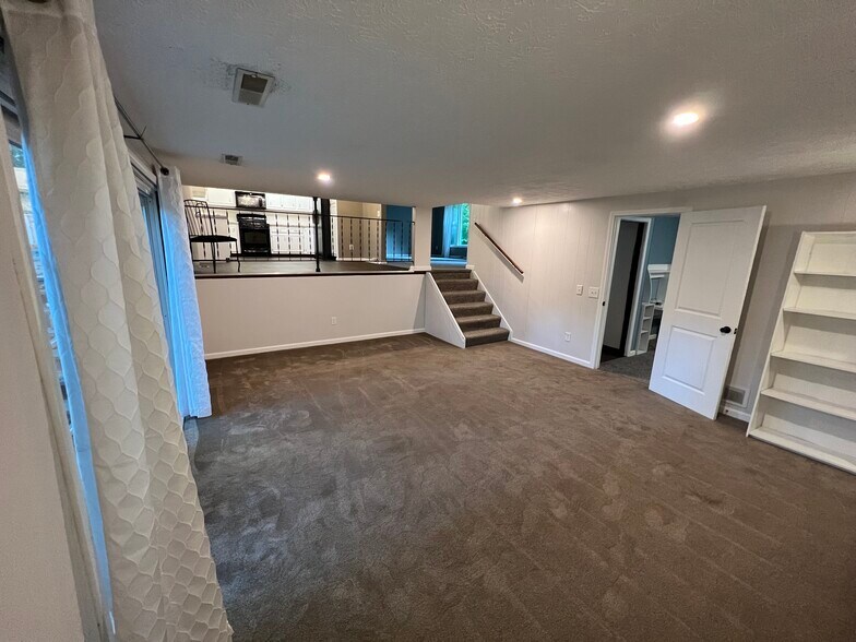 Family room - 662 River Rd