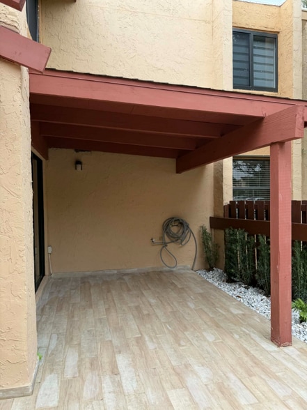 Building Photo - 341 W Park Dr