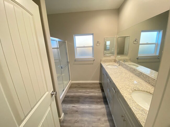 Building Photo - Modern 4-Bedroom Home in Northeast Bakersfield