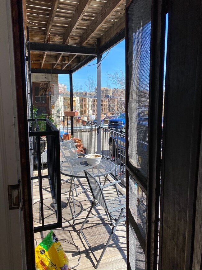Building Photo - Beautiful renovated unit in Brighton available July 1st!