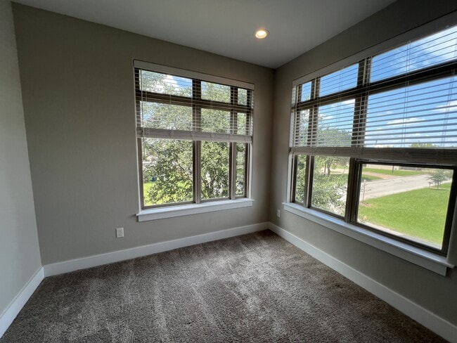 Building Photo - 308 Poplar St