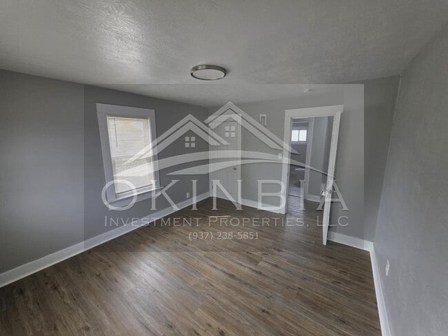 Building Photo - 713 W Hillcrest Ave