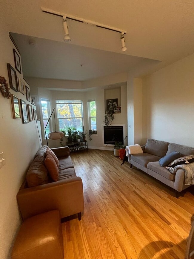 Building Photo - Charming 2 Bed/1.5 Bath Townhome Near Downtown Boulder