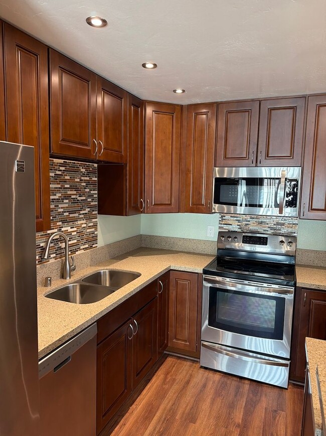 Building Photo - Remodeled Spring Valley Townhome