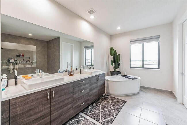 Building Photo - 4761 Sophia Dr