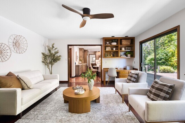 Building Photo - 8 Racquet Ct