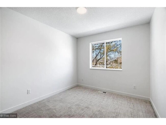 Building Photo - 425 W 8th St