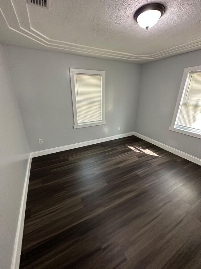 Building Photo - Fully Renovated 3/1 Single Family Ready to...