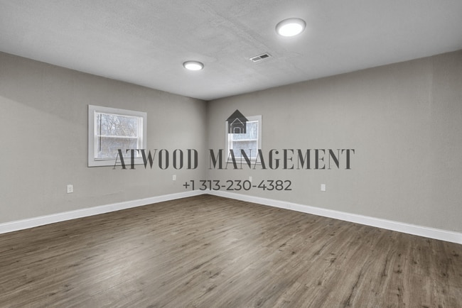 Building Photo - This beautifully updated 4-bedroom, 1-bath single-family home is ready for move-in!