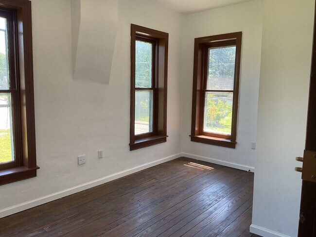 Building Photo - 53 E Canal Rd