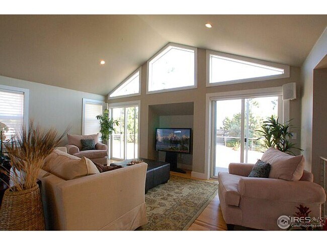 Building Photo - 5 Bed 4 Bath South Boulder Home Backs to Open Space W/Mountain Views!