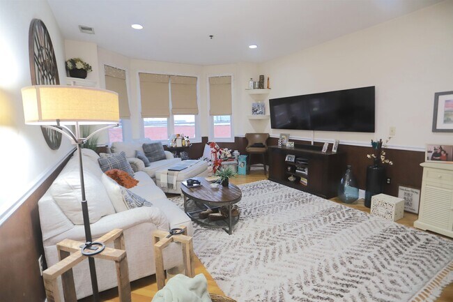 Building Photo - 915 Madison St