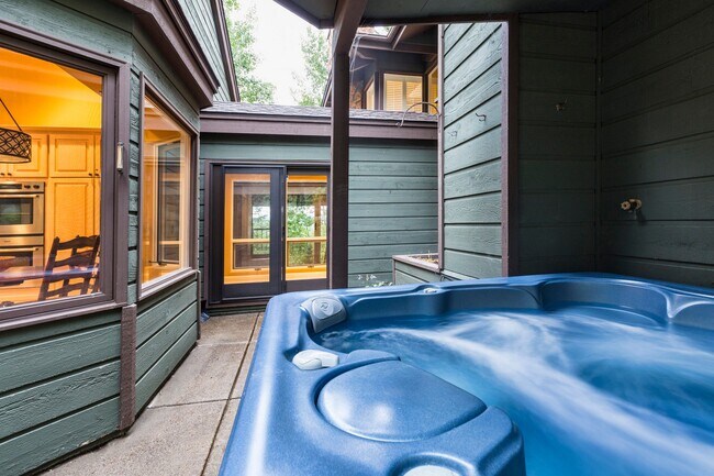 Building Photo - 18 Edgewood Ln