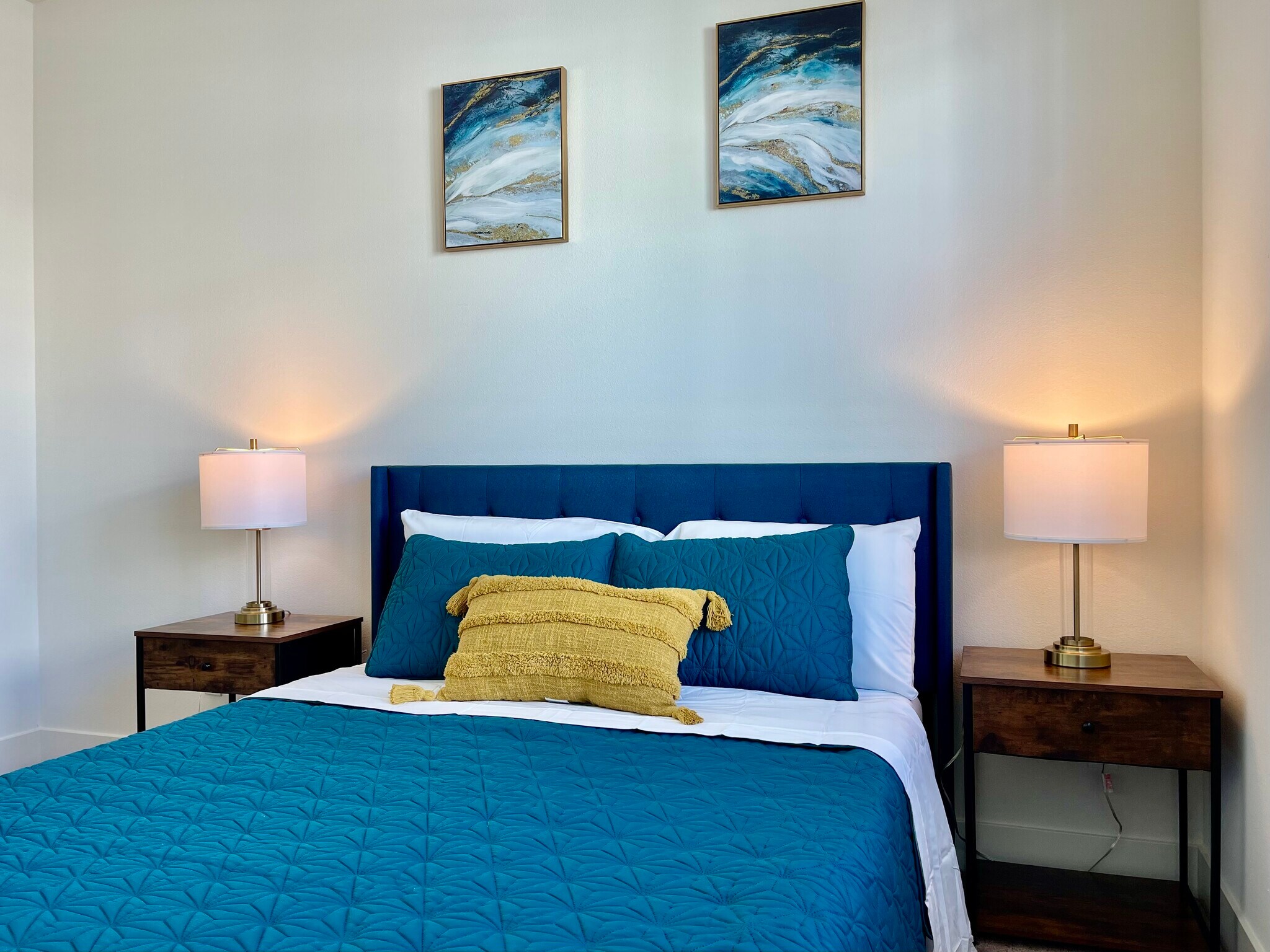 queen bedroom #1 - 927 E Mason Ln