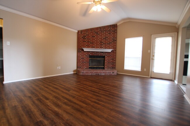 Building Photo - Charming 3 Bedroom in Flint! Coming Soon!