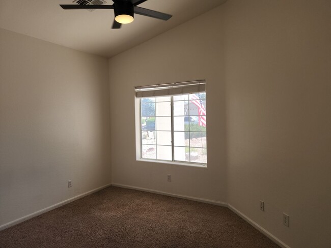 Building Photo - Amazing 2 bed + den / 2 baths in Stone Creek