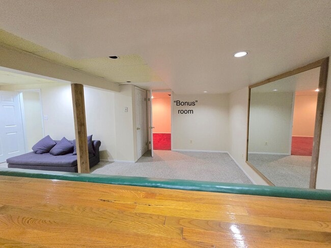 Building Photo - Spacious, freshly painted end-unit townhou...