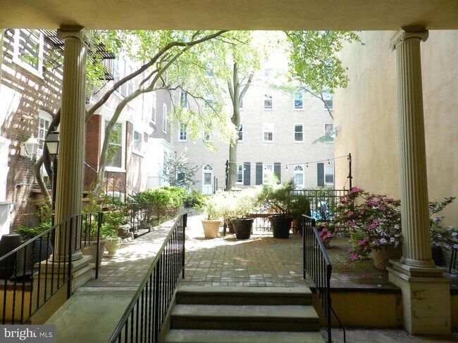 Building Photo - 1008-20 Spruce St