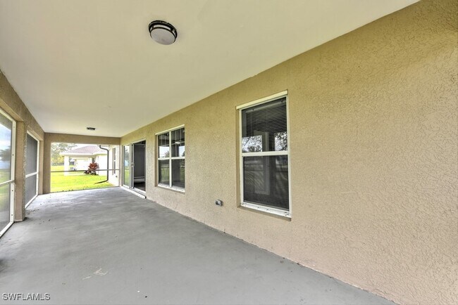 Building Photo - 2125 NE 8th Pl