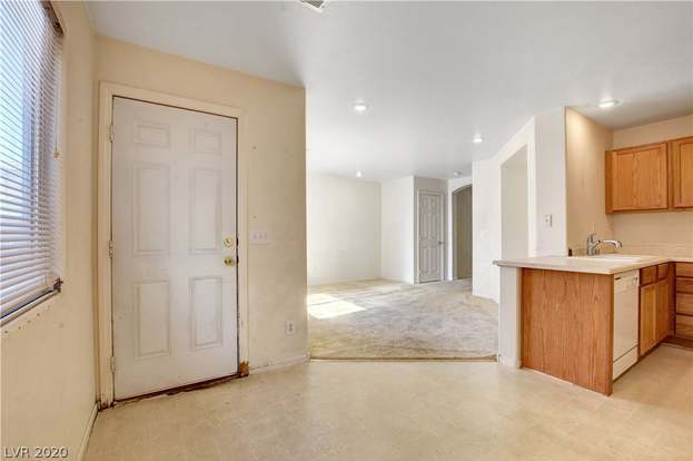 Building Photo - 9291 Hollander Ave