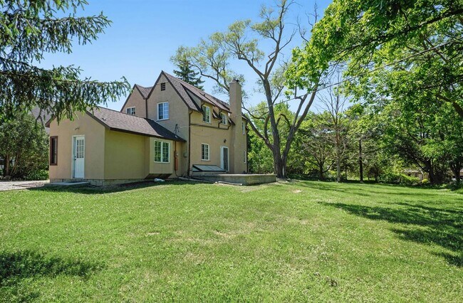 Building Photo - 2065 Chalmers Dr