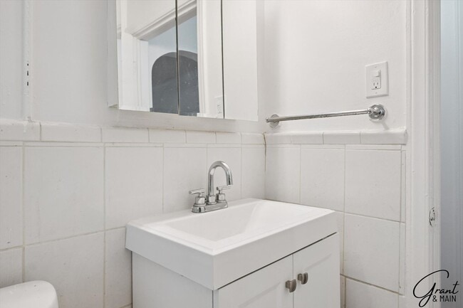Building Photo - 3 bedroom $1150