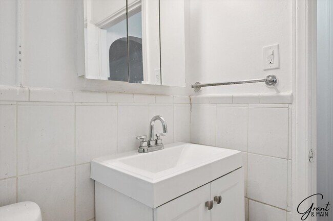 Building Photo - 3 bedroom $1200