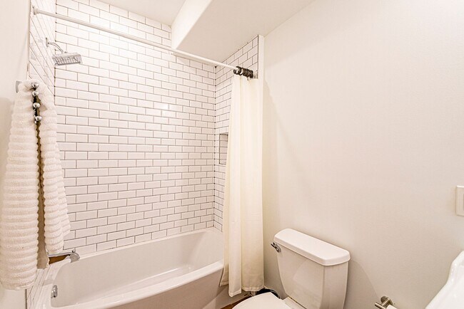 Building Photo - Four Bed Point Breeze Home