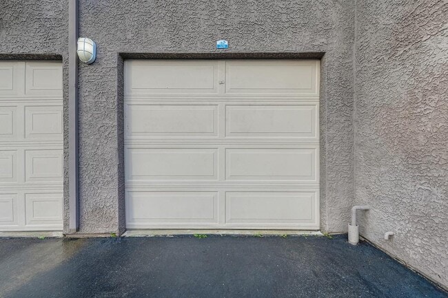 Building Photo - 10001 Woodcreek Oaks Blvd