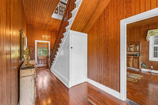 Building Photo - 813 Nelson Ave