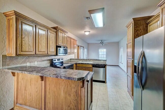 Building Photo - 608 Shady Oak
