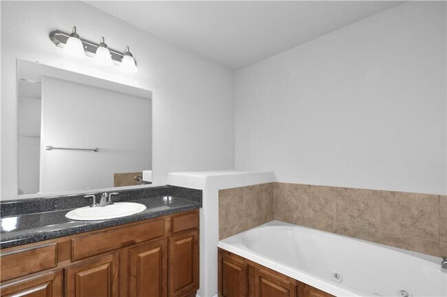 Building Photo - Great home near Bentonville West