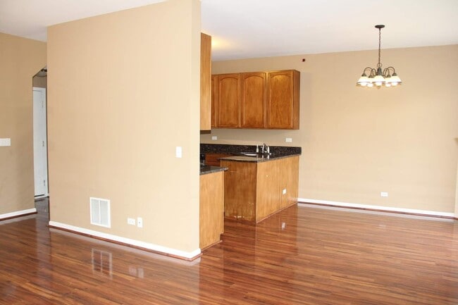 Building Photo - Beautiful 3 Bed/2.5 Bath Townhome Located in Carpentersville!