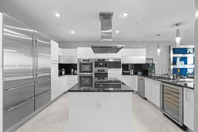 Building Photo - 17121 Collins Ave