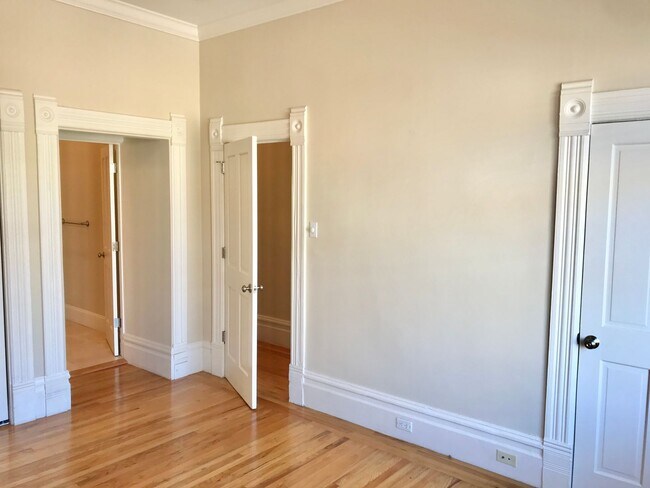 Building Photo - Handsome, Recently Renovated, 3BR/2BA Pac ...