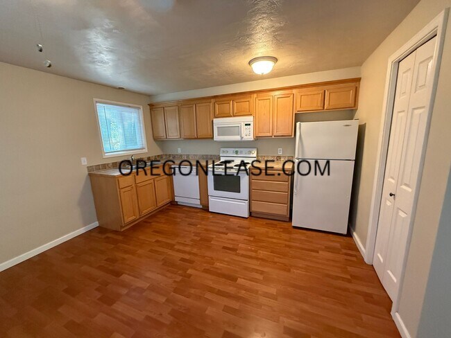 Building Photo - 2 bedroom apartment unit with in unit laundry