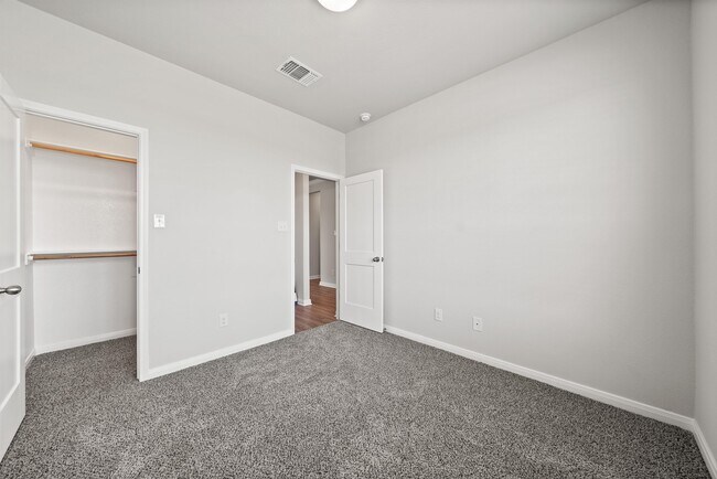 Building Photo - 604 La Parra Bend
