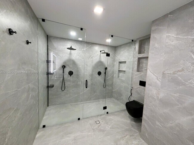 Building Photo - 10950 SW 40 Ct